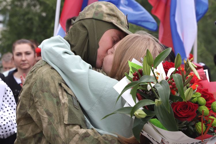 Росгвардеец из Архангельска попросил руки своей возлюбленной во время торжественной встречи на перроне (ВИДЕО)