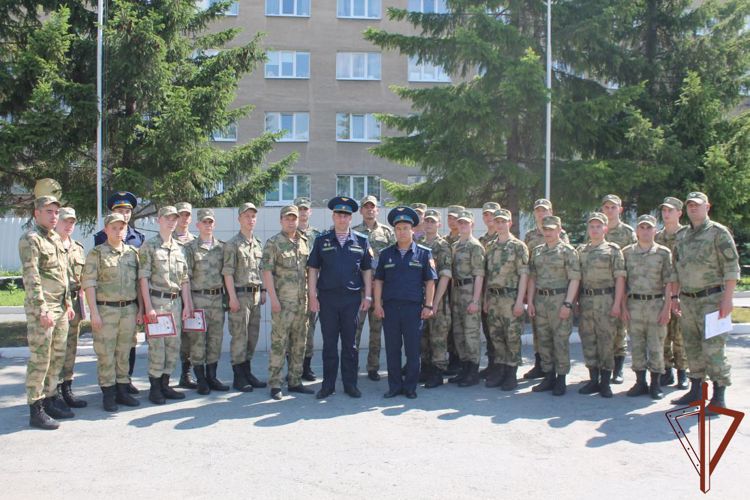 В Уральском округе Росгвардии проводили в запас бойцов, выслуживших установленные сроки по призыву 