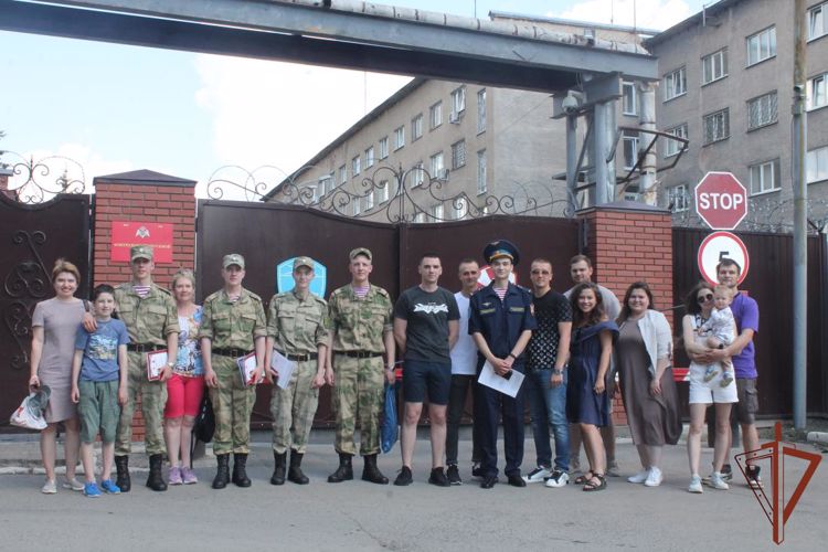 В Уральском округе Росгвардии проводили в запас бойцов, выслуживших установленные сроки по призыву 
