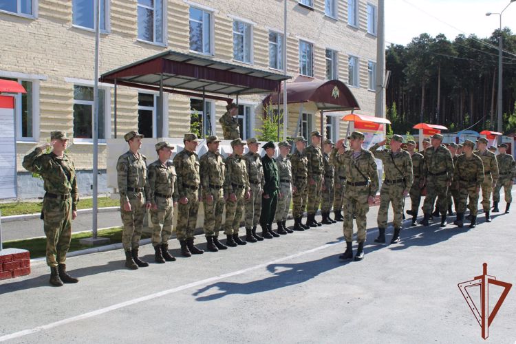 В калиновском соединении Уральского округа Росгвардии военнослужащих по призыву, увольняющихся в запас, поблагодарили за службу  