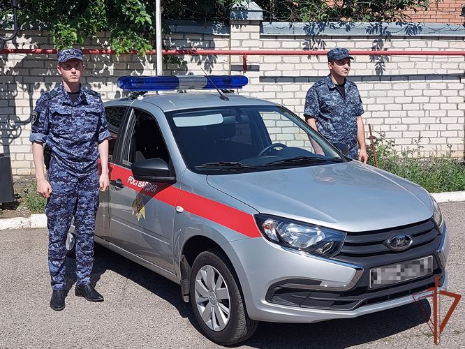 Сотрудники Росгвардии оперативно доставили в больницу Пятигорска пострадавшего в ДТП мальчика 