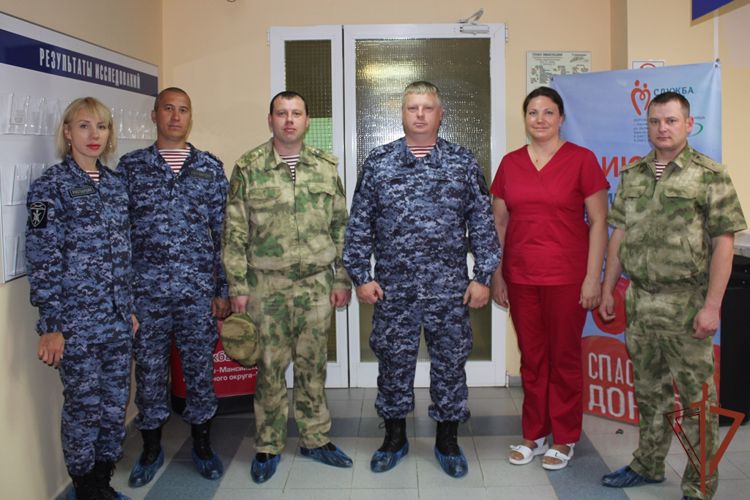 Военнослужащие и сотрудники Росгвардии пополнили банк крови медицинских учреждений Югры
