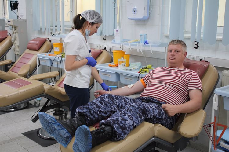 Военнослужащие и сотрудники Росгвардии пополнили банк крови медицинских учреждений Югры