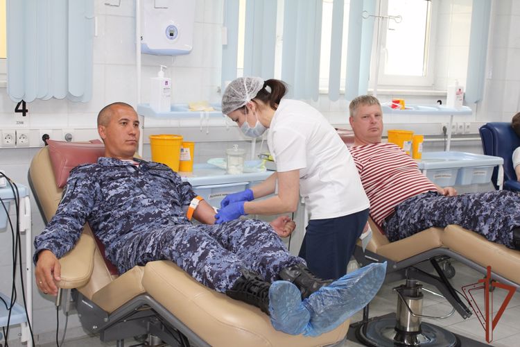 Военнослужащие и сотрудники Росгвардии пополнили банк крови медицинских учреждений Югры