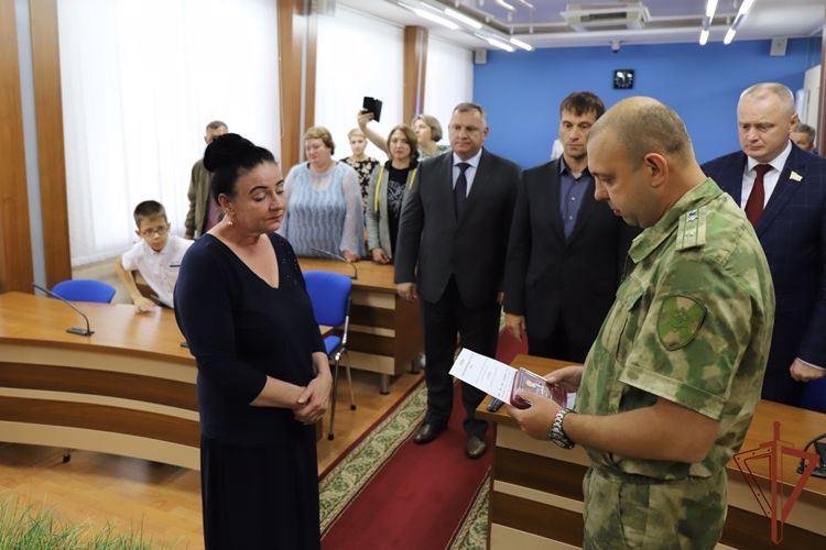 Орден Мужества передан семье погибшего в ходе спецоперации росгвардейца в Югре (видео)