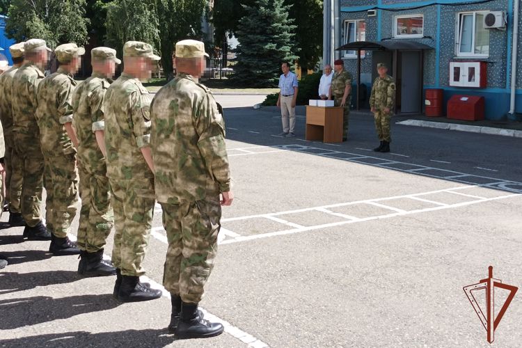 Ветераны ведомства вручили квадрокоптеры росгвардейцам в Краснодаре