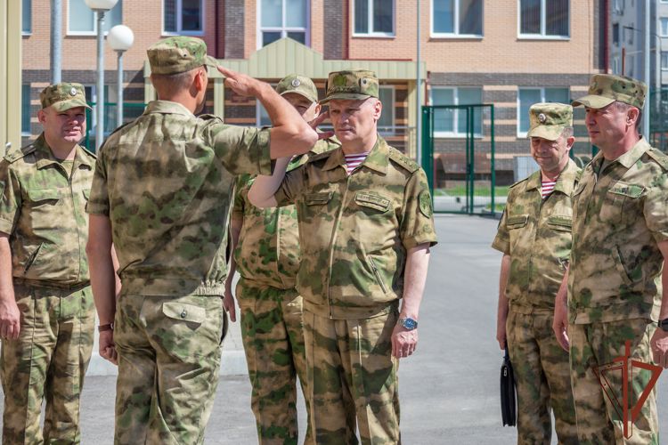 Генерал-полковник Алексей Беззубиков вручил награды росгвардейцам в Луганской Народной Республике