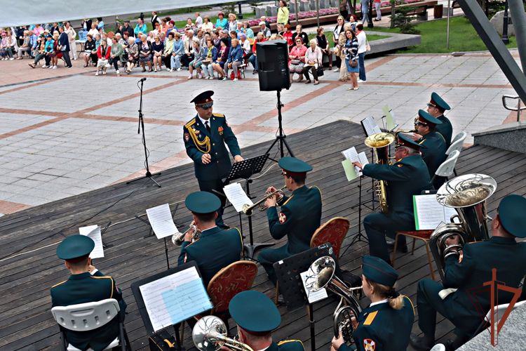 Во Владивостоке под звуки военного оркестра Росгвардии прошло открытие сезона «Летние вечера 50+»