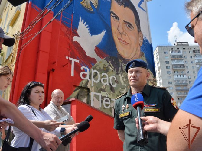 На фасаде дома в Омске появились граффити погибшего спецназовца Росгвардии