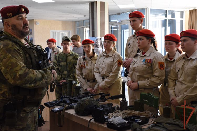 Воспитанники патриотических клубов Донбасса побывали в гостях у бойцов новосибирского отряда спецназа Росгвардии