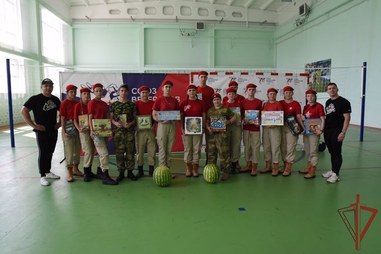 Воспитанники патриотических клубов Донбасса побывали в гостях у бойцов новосибирского отряда спецназа Росгвардии