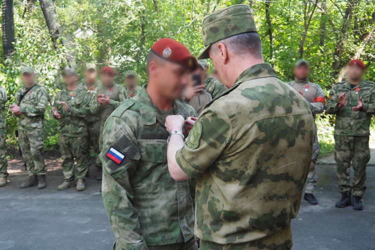 Генерал-полковник Алексей Беззубиков вручил награды росгвардейцам в Луганской Народной Республике