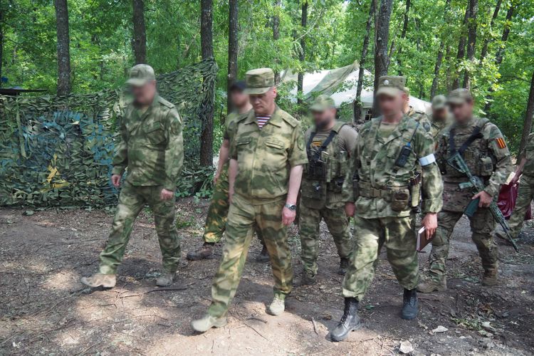 Генерал-полковник Алексей Беззубиков вручил награды росгвардейцам в Луганской Народной Республике