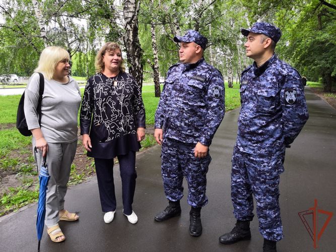 Жительница Барнаула поблагодарила своих спасителей из Росгвардии