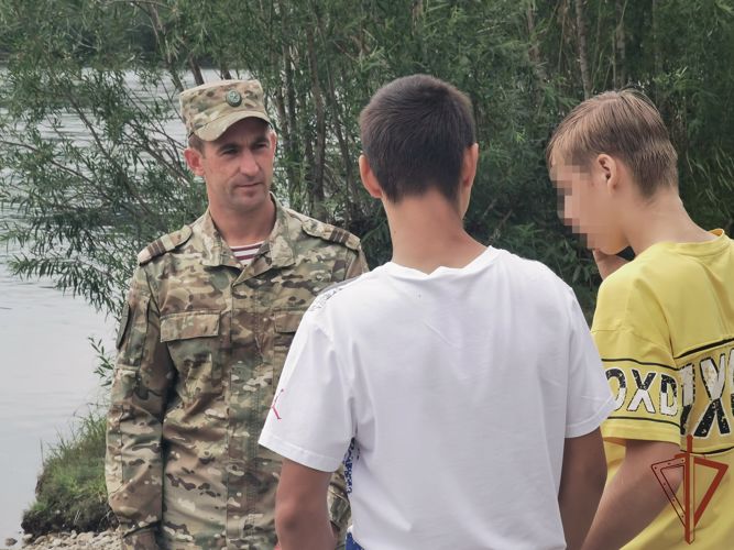 Двух тонущих подростков  спасли из воды росгвардейцы в Ангарске (видео)