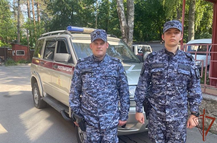 Пострадавшей в ДТП велосипедистке оказали медпомощь росгвардейцы в Петербурге