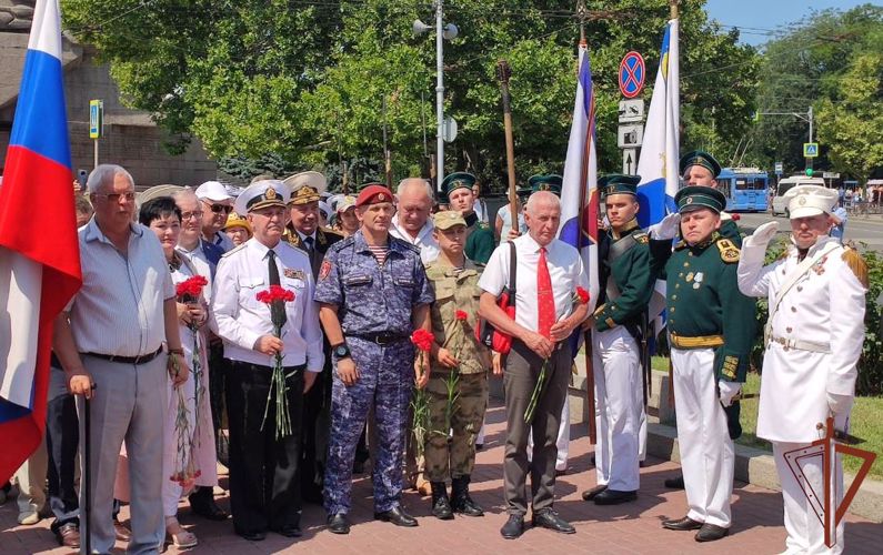 В Севастополе Росгвардия отдала дань уважения памяти адмирала Павла Нахимова
