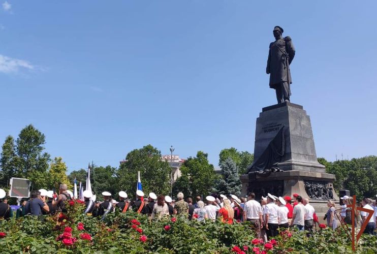  В Севастополе Росгвардия отдала дань уважения памяти адмирала Павла Нахимова