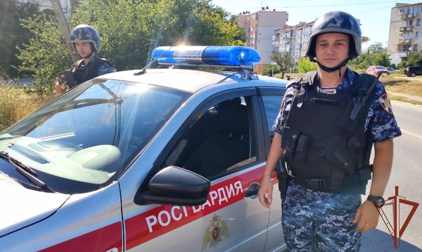 Сотрудники Росгвардии в Севастополе пришли на помощь пострадавшему в ДТП мужчине