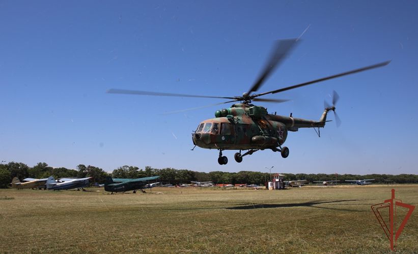 Военнослужащие авиационного полка Северо-Кавказского округа Росгвардии выполнили прыжки с парашютом