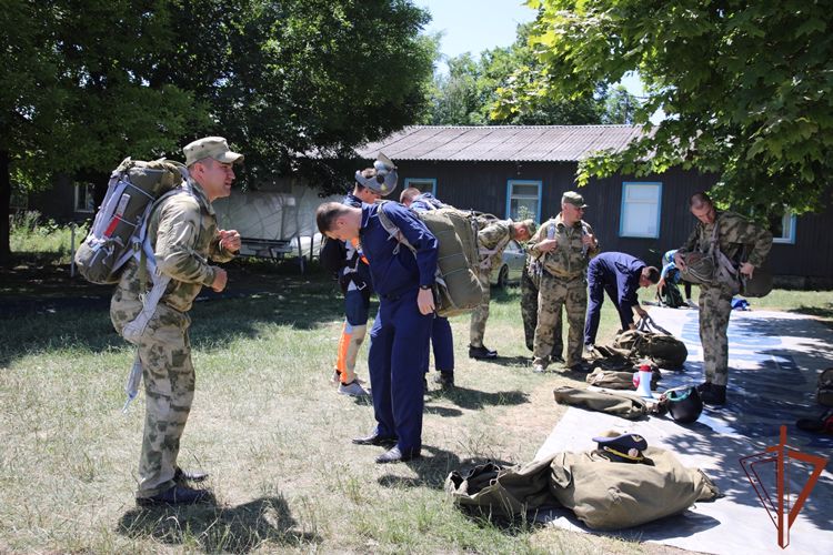 Военнослужащие авиационного полка Северо-Кавказского округа Росгвардии выполнили прыжки с парашютом