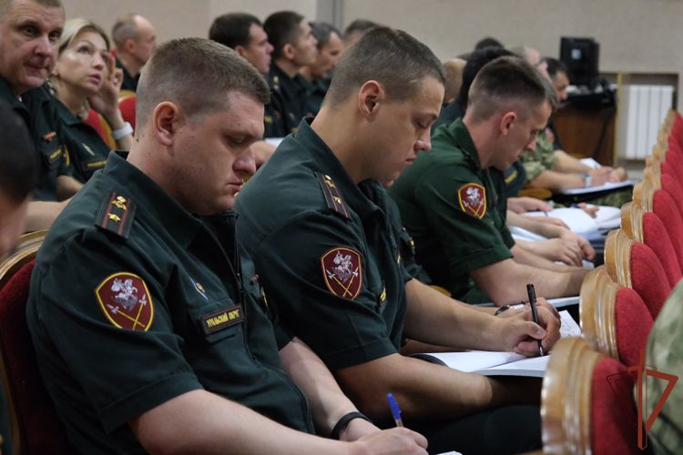 В управлении Уральского округа Росгвардии состоялись занятия по профессионально-должностной подготовке (видео)