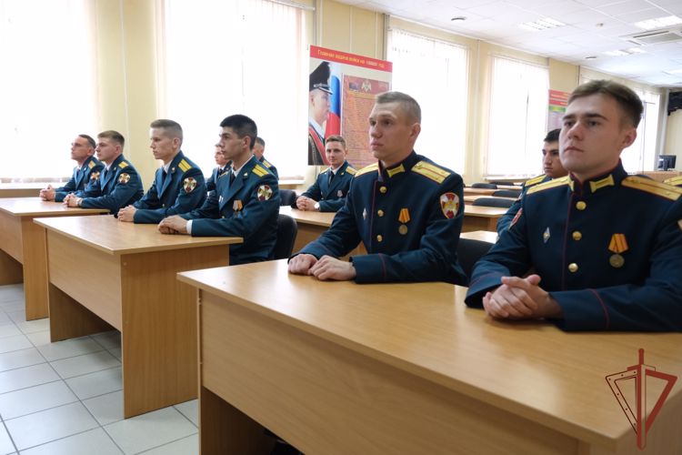 Врио командующего округом встретился с офицерами-выпускниками, прибывшими для продолжения службы на Урал