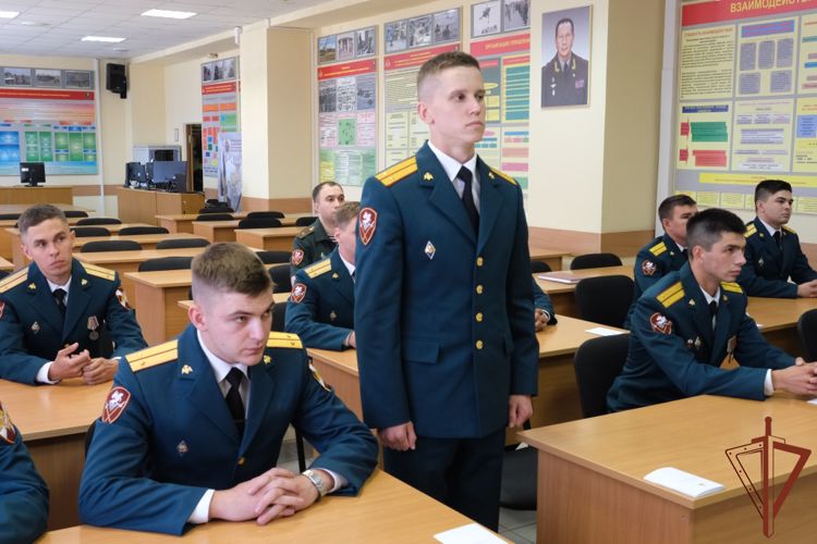 Врио командующего округом встретился с офицерами-выпускниками, прибывшими для продолжения службы на Урал