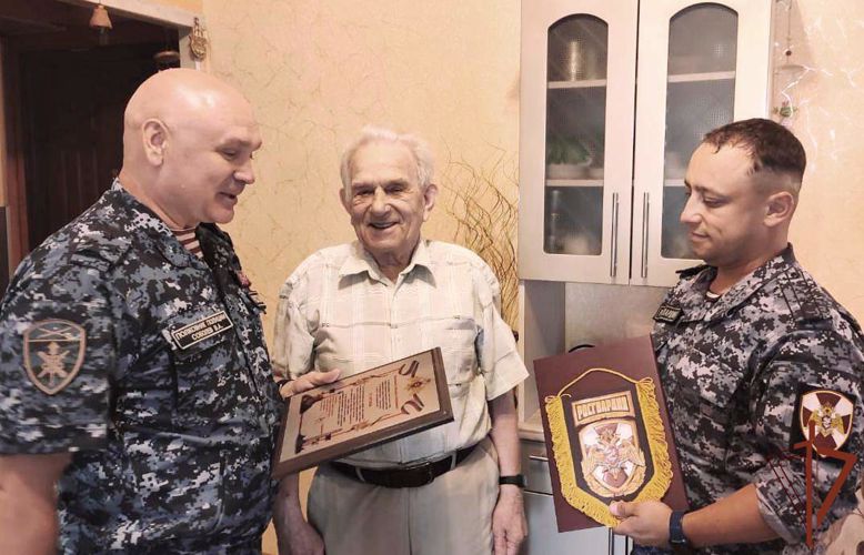 Росгвардия поздравила с 97-летием ветерана Великой Отечественной войны в Севастополе 