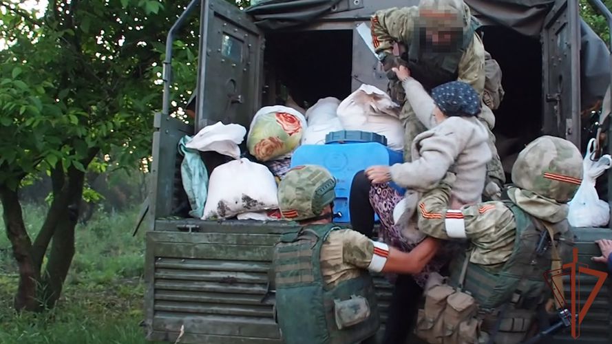 Росгвардейцы эвакуировали мирных жителей из-под обстрела националистов (видео)