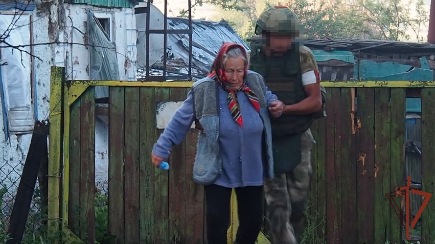 Росгвардейцы эвакуировали мирных жителей из-под обстрела националистов (видео)