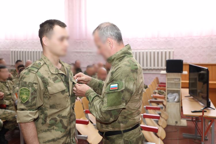  Командующий группировкой Росгвардии вручил в ЛНР военнослужащим и сотрудникам  ведомства госнаграды