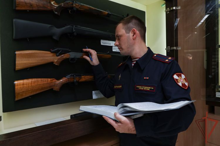 Более 125 тысяч государственных услуг в области оборота оружия оказано подразделениями ЛРР Росгвардии в Москве 