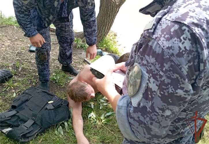 Сотрудники Росгвардии спасли утопающего на юге Москвы (видео)