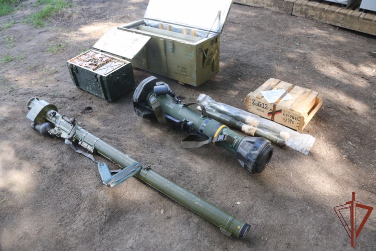 Росгвардейцы обнаружили схрон вооружения и личные дела противника в ЛНР 