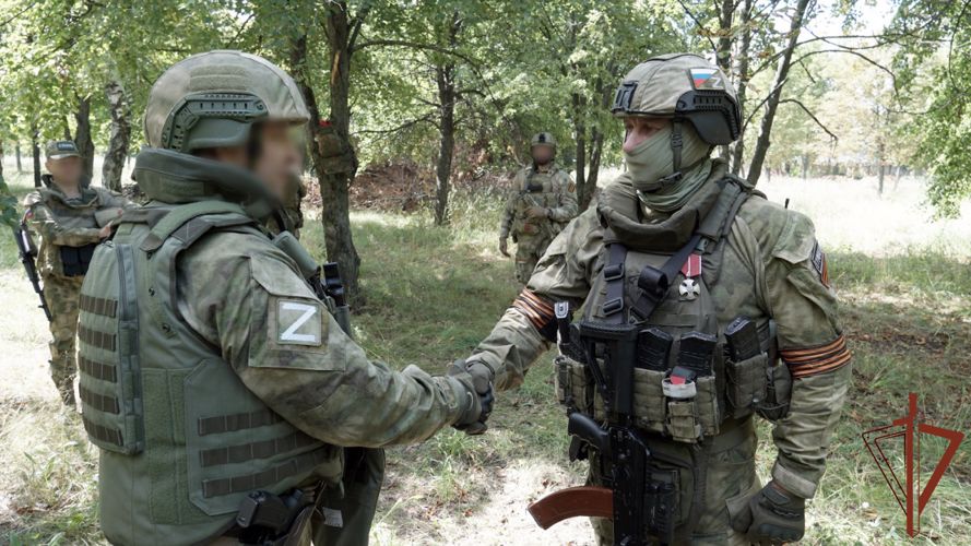 Росгвардейцам, выполняющим задачи в Харьковской области, вручили награды в боевой обстановке