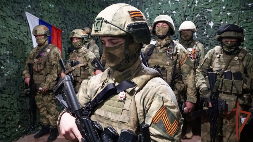 Росгвардейцам, выполняющим задачи в Харьковской области, вручили награды в боевой обстановке