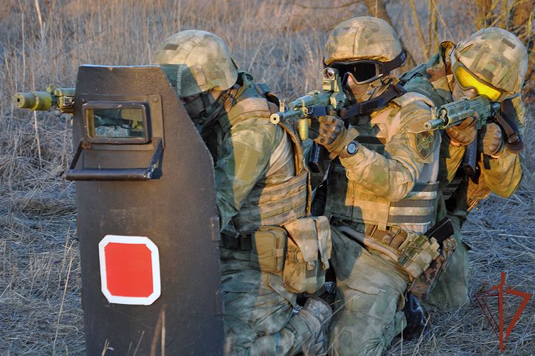 СОБР и ОМОН Росгвардии в Ингушетии задержали подозреваемых в незаконном обороте оружия