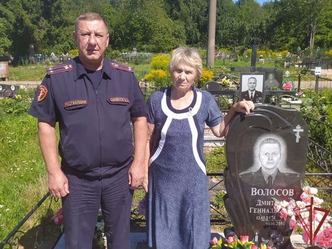Росгвардейцы навестили в Новгороде мать погибшего сослуживца