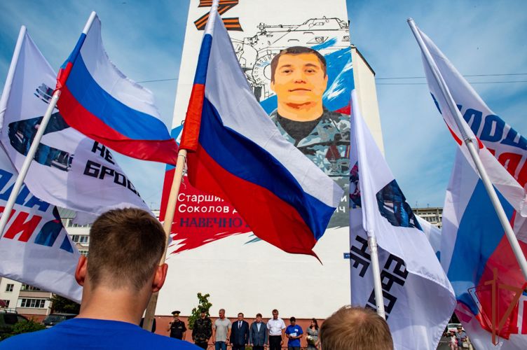 Память погибшего бойца ОМОН Росгвардии увековечена в Перми (видео)