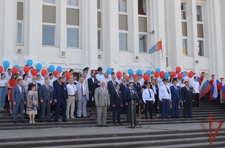 В регионах ЦФО росгвардейцы присоединились к мероприятиям, приуроченным ко Дню флага России