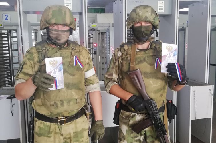 Росгвардейцы обеспечили безопасность выдачи российских паспортов в Херсонской области (видео)