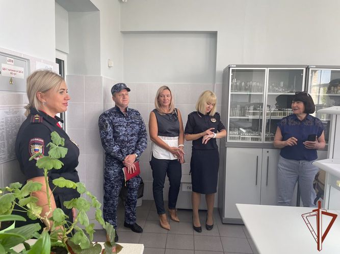 Росгвардия на Урале проверяет безопасность школ и ВУЗов перед началом учебного года (видео)