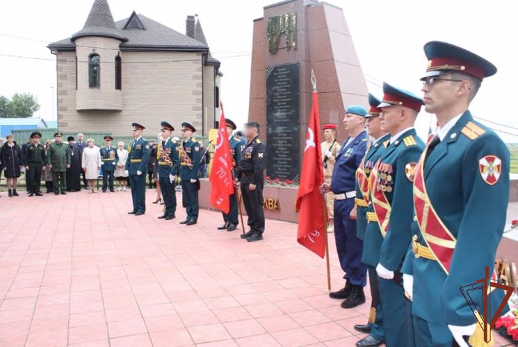 Ветеран Великой Отечественной войны вручил копию Знамени Победы спецназу Росгвардии в Югре (видео)