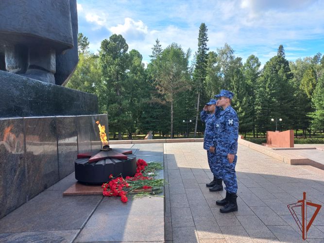 Росгвардейцы в Сибири почтили память воинов, погибших в Курской битве