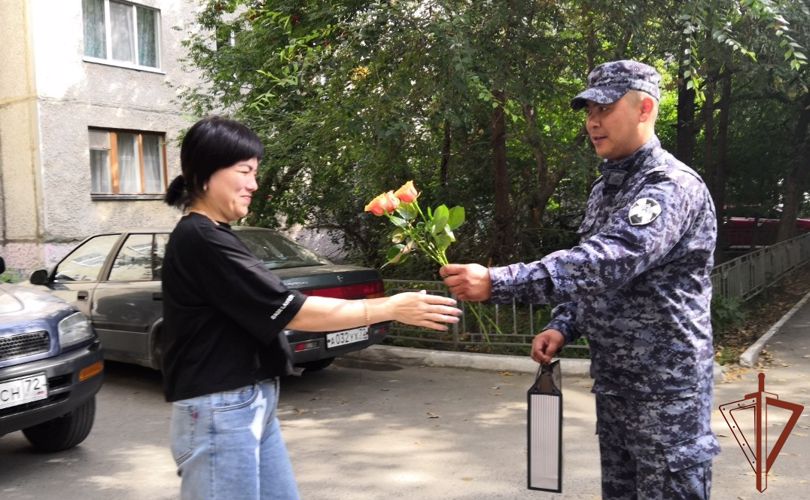 Детей-инвалидов поздравили с Днем знаний росгвардейцы в Тюмени