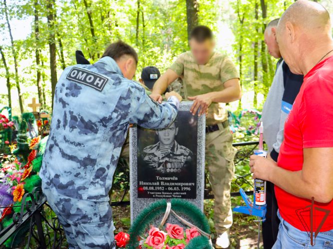 Бойцы ОМОН благоустроили место захоронения погибшего сослуживца в Республике Алтай