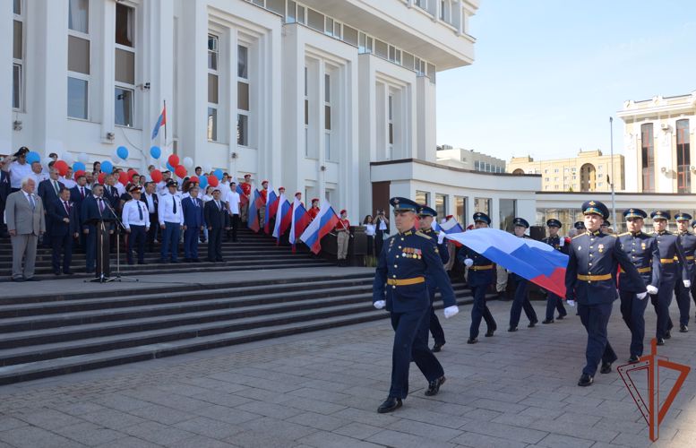 В регионах ЦФО росгвардейцы присоединились к мероприятиям, приуроченным ко Дню флага России