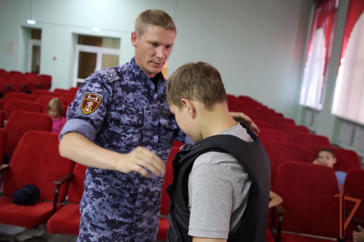 Росгвардеец рассказал юным жителям Мордовии об истории создания монумента «Родина-мать зовет»
