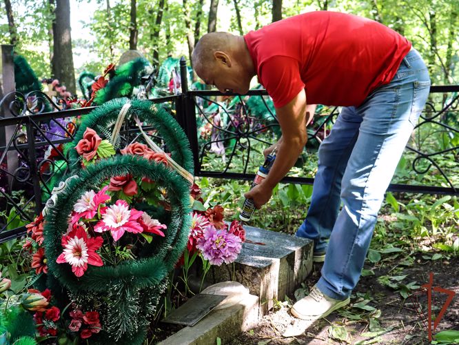 Бойцы ОМОН благоустроили место захоронения погибшего сослуживца в Республике Алтай